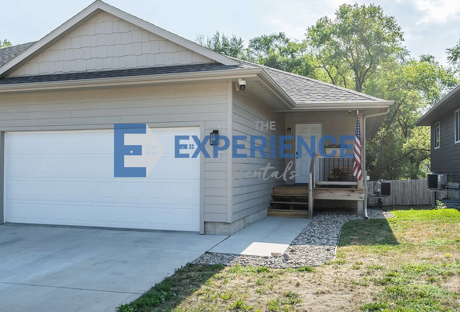 Beautiful 4-Bedroom Walk-Out Townhome with Finished Basement & Fenced Yard! — Photo 1