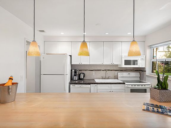 4th image of 910 Bay Dr APT 11
