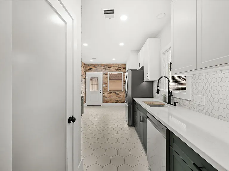 1123 Bomar St — Photo 7