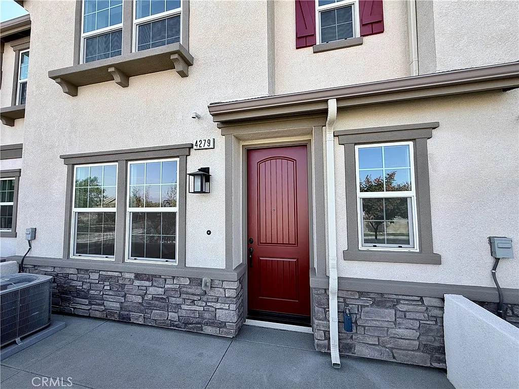 3 bed, 2.5 bath, 1555 sqft, $3,400 — Photo 4