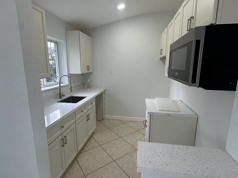 415 NE 15th Ter — Photo 3