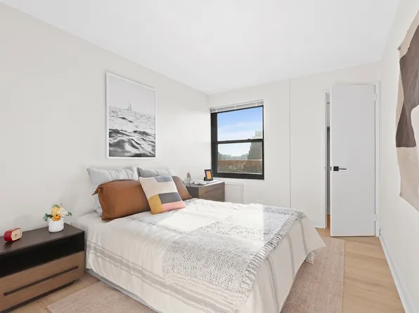 1990 Lexington Avenue image 4 of 8