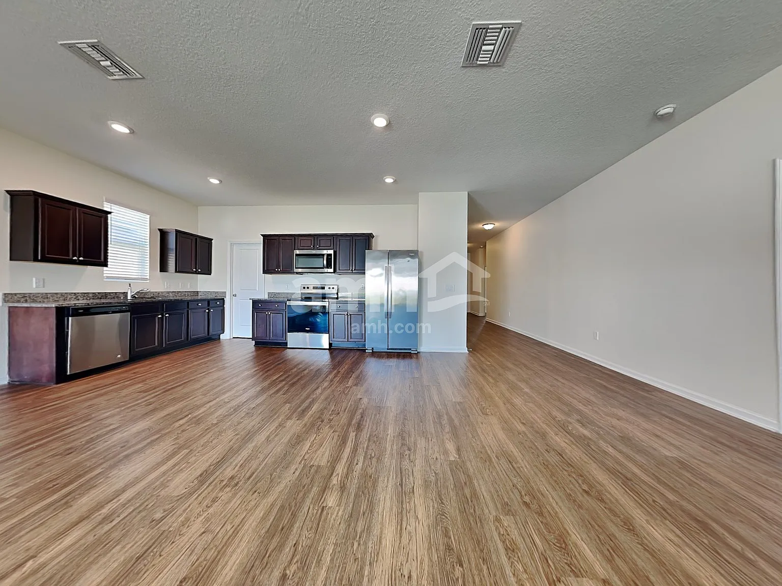 3 bed, 2.0 bath, 1641 sqft, $2,140 — Photo 3