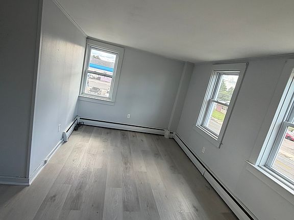 4th image of 305-307 Silver Ln #2