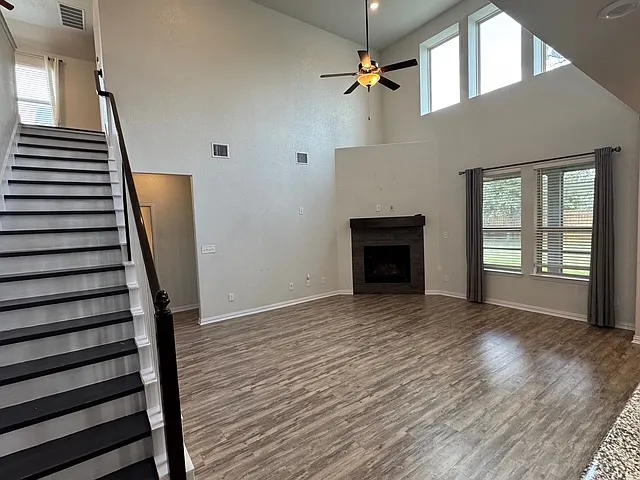 4 bed, 2320 sqft, $2,475 — Photo 4