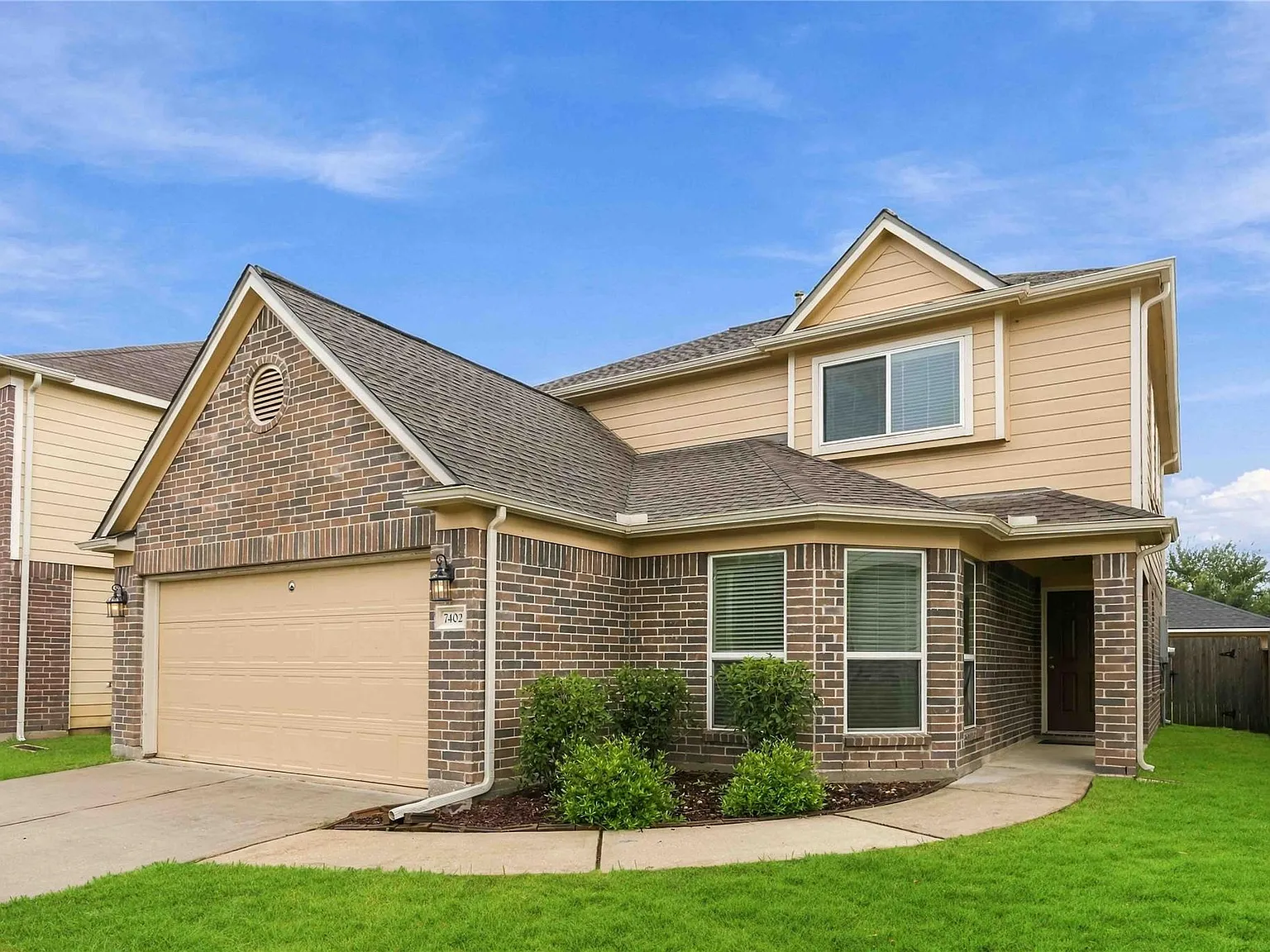4 bed, 2.5 bath, 2348 sqft, $2,000 — Photo 2