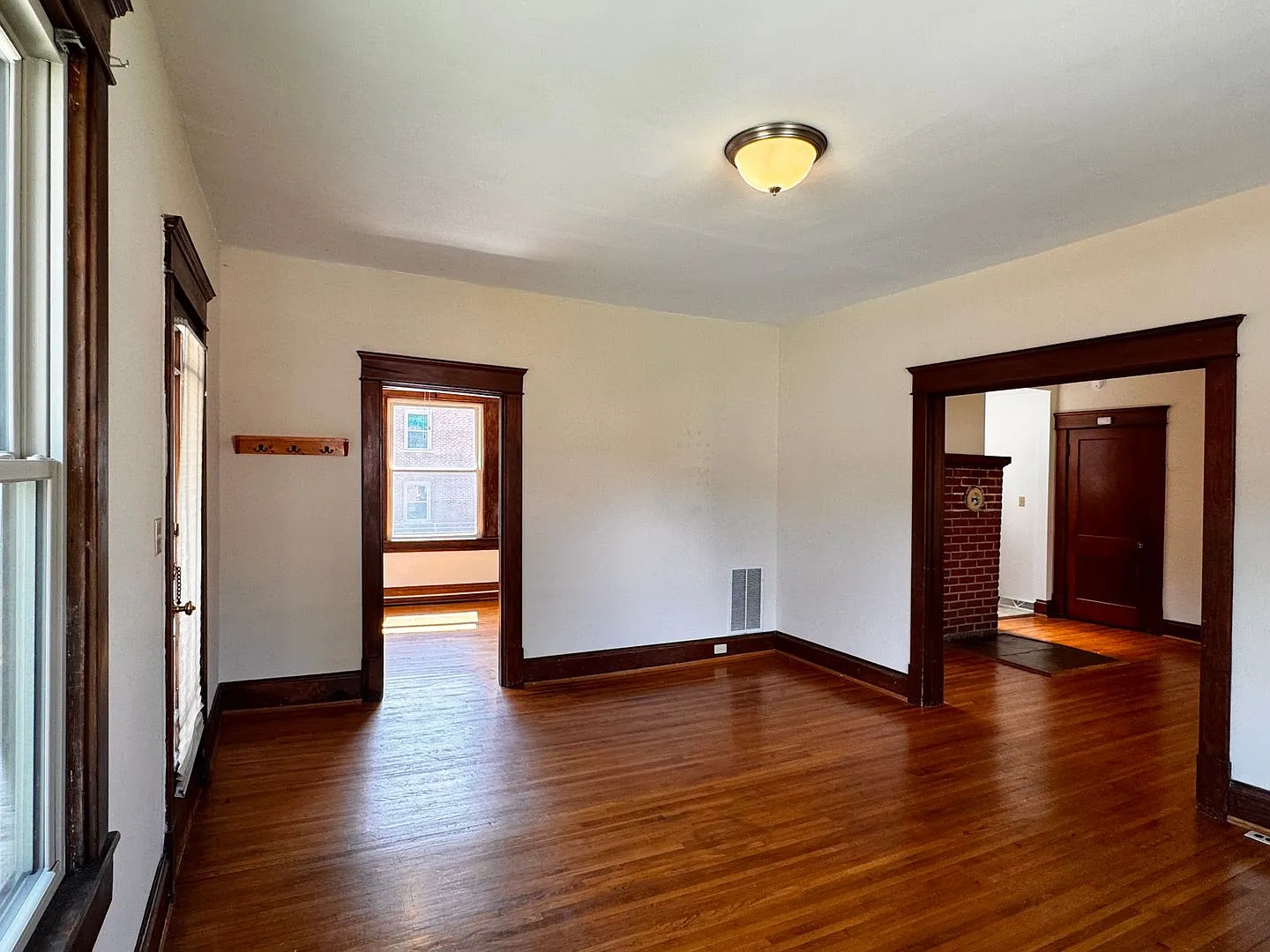 1905 Jefferson Park Avenue Unit B — Photo 3