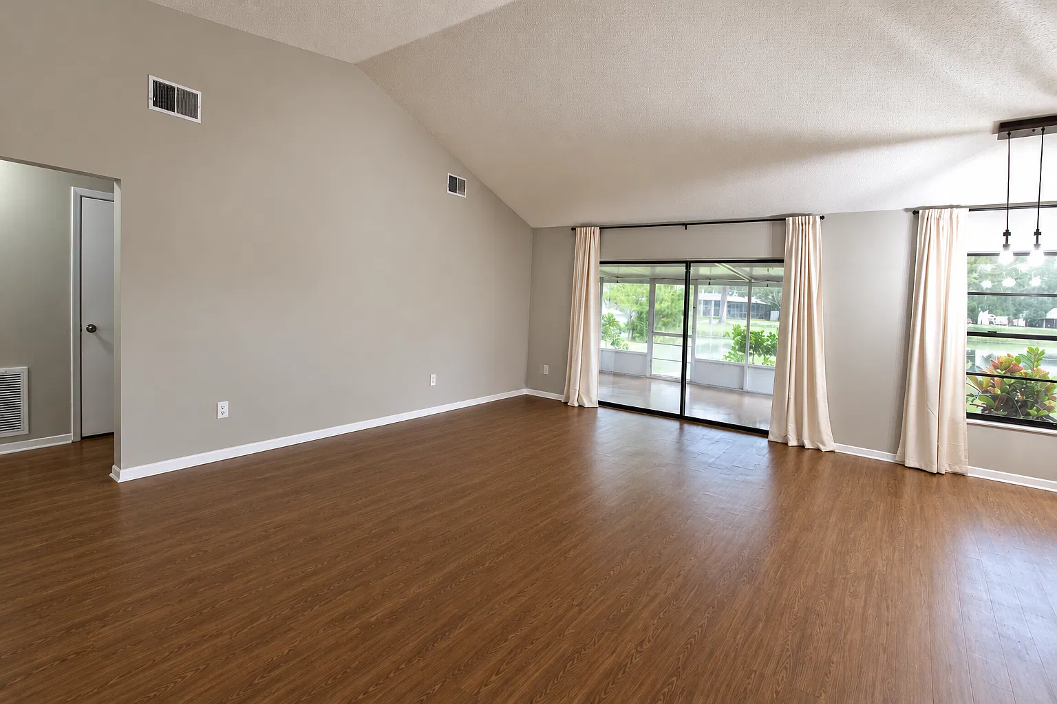 15847 Country Lake Dr — Photo 4