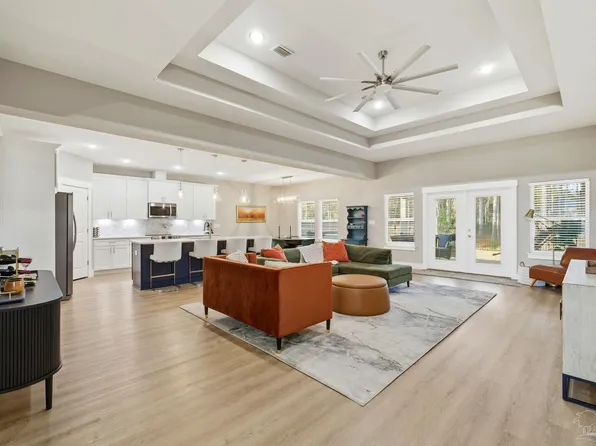 5530 Chenier Dr, Gulf Breeze, FL 32563