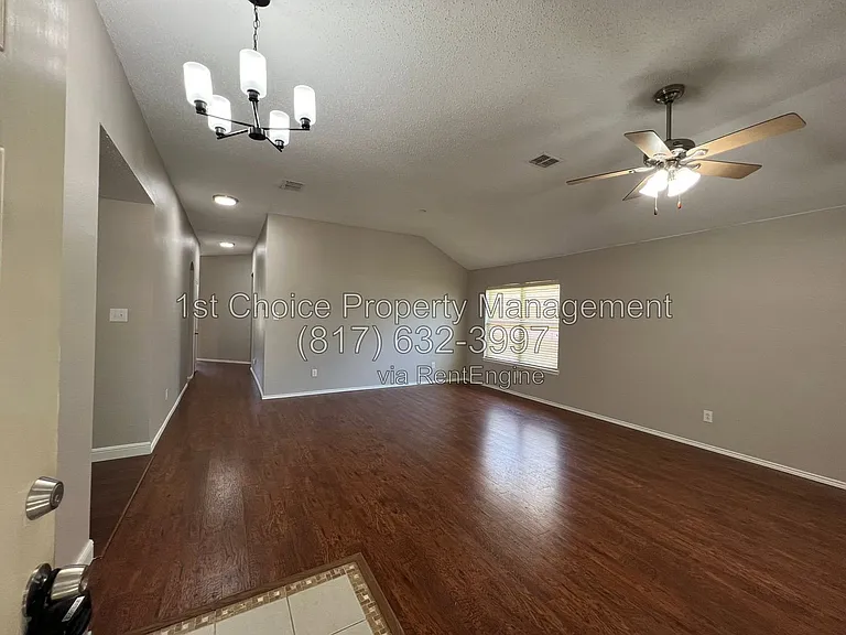 304 E Clover Park Dr — Photo 4