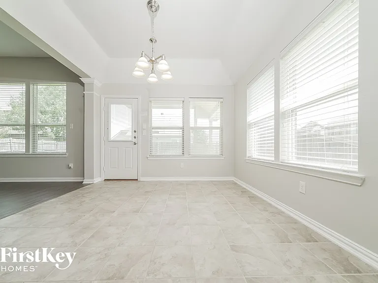 1521 Toucan Dr — Photo 5