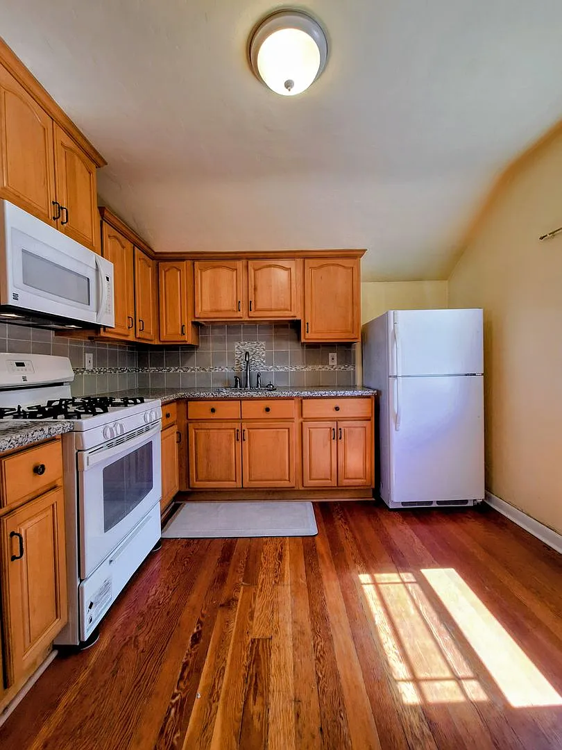 Charming 1bd Secon Floor Duplex w/Off-Street Parking & Accepting Cats! — Photo 1
