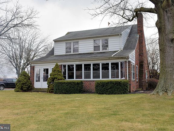 2nd image of 4304 Lincoln Way E