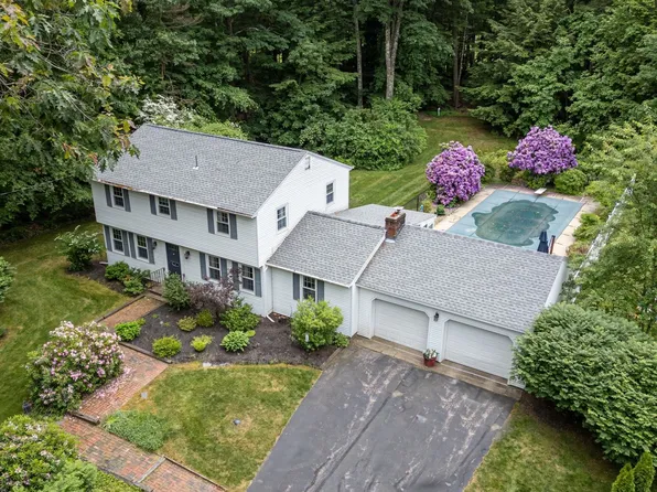 10 King Richard Drive, Londonderry, NH 03053