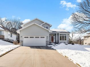 2290 Hillwood Dr E, Maplewood, MN 55119