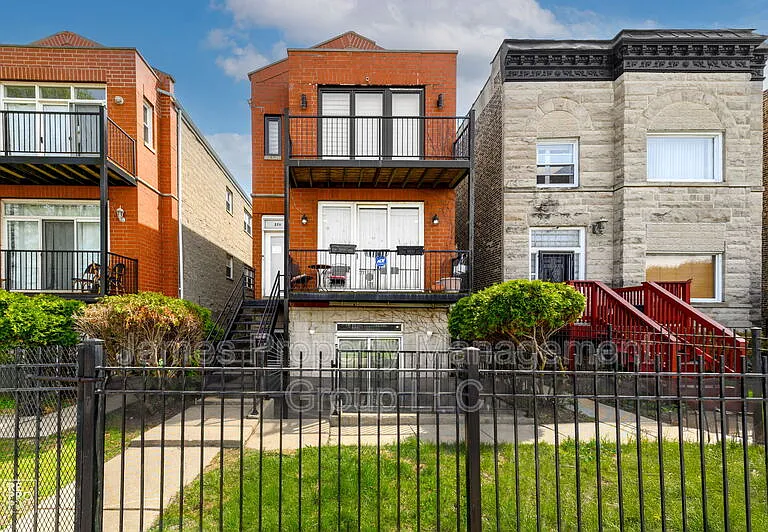 2711 W Congress Pkwy #1 — Photo 1