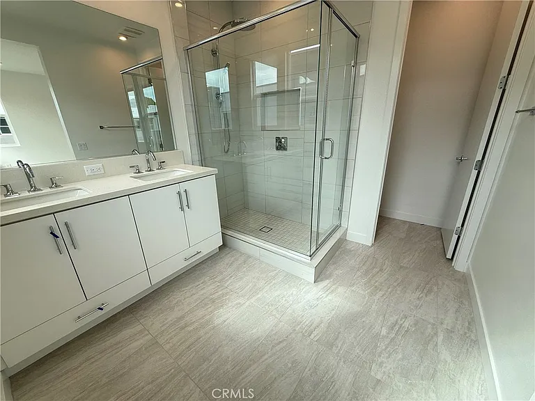 693 S Lyon St — Photo 17