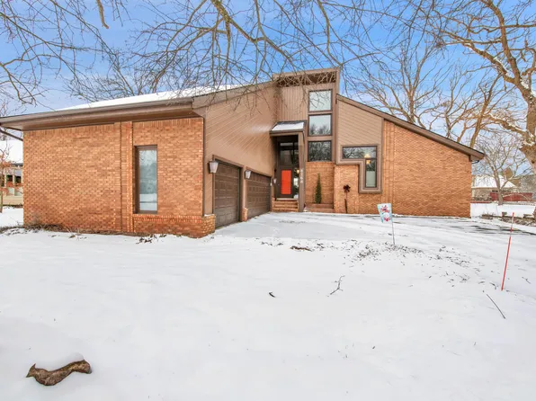 8268 Hearthstone Ct, Commerce Township, MI 48382