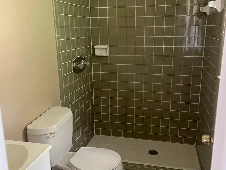 105 Valencia Cir — Photo 16