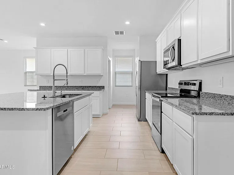 2856 W Seaver Ave — Photo 3