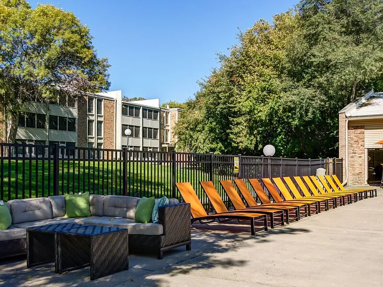 Glen at Burnsville Apartments — Photo 15