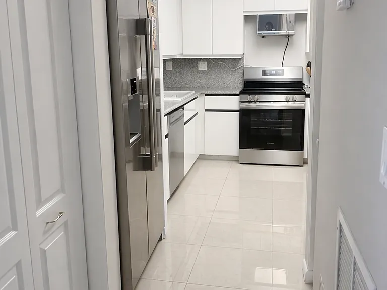 5757 Collins Ave — Photo 8