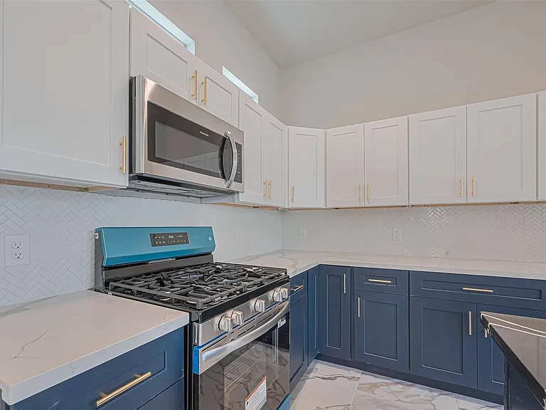 2414 Sam Wilson 1 St — Photo 11