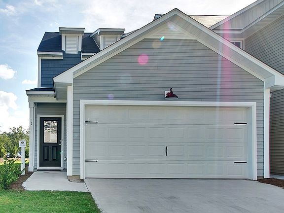 Picture of Collins model home, colors and selections may vary.