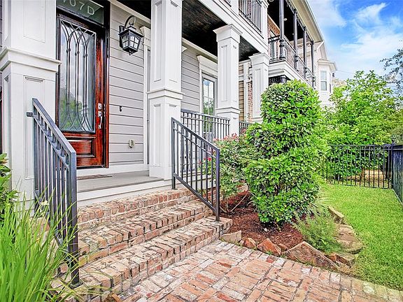 3rd image of 407 W 26th St Unit D