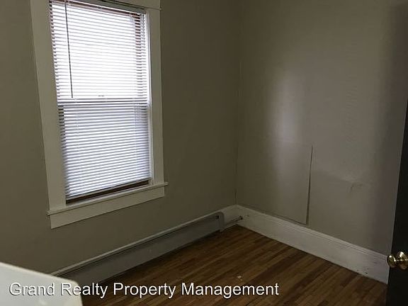 4th image of 184 Saratoga St N APT 2