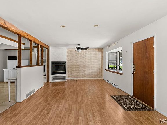 4th image of 85 Susan Dr
