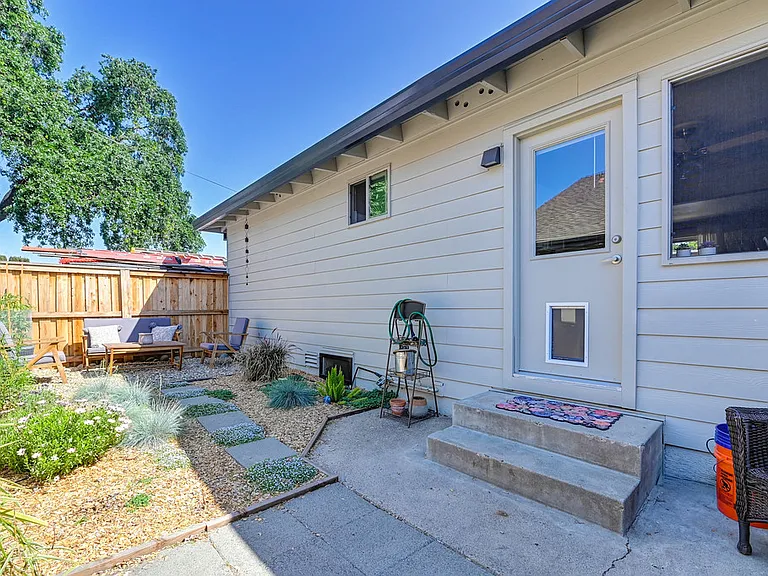 Your very own private, fenced yard!