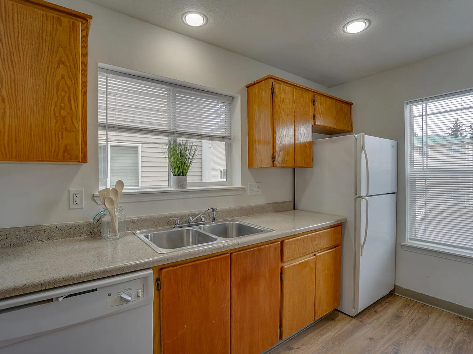 Beverly Rose Apartments — Photo 1