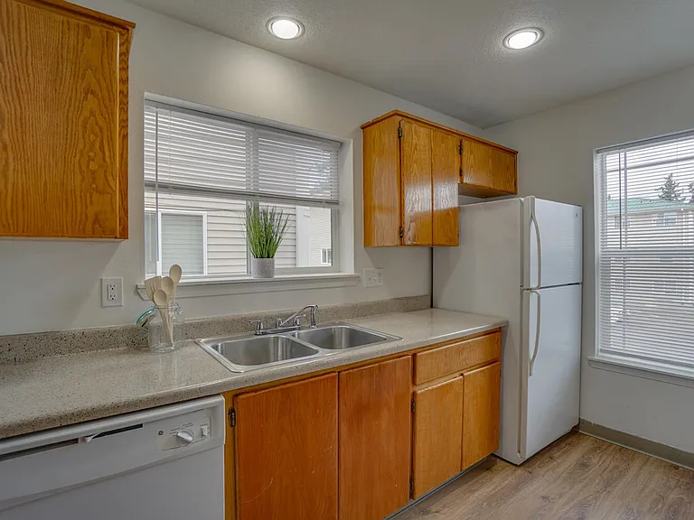Beverly Rose Apartments — Photo 2
