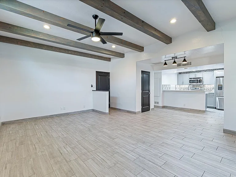 Riverside Suites — Photo 78
