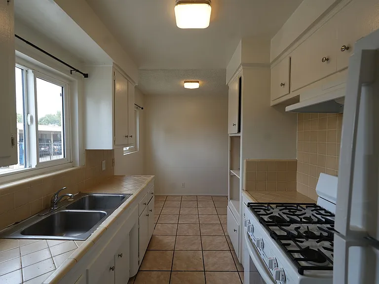 11915 Manor Dr — Photo 10