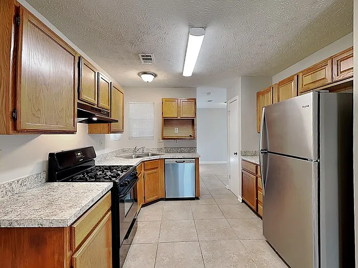 2277 Hampton Dr — Photo 5
