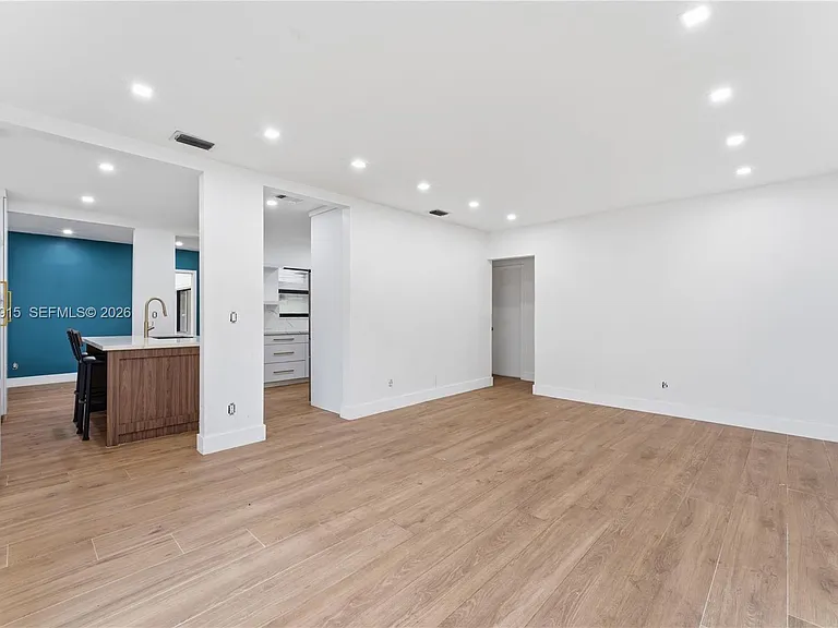 121 SW 71st Ave — Photo 32