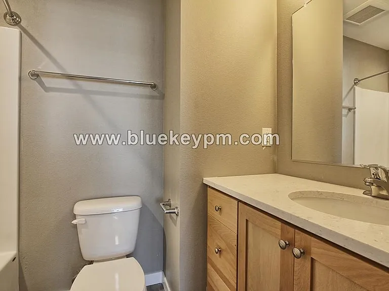 2713 Broadway — Photo 10