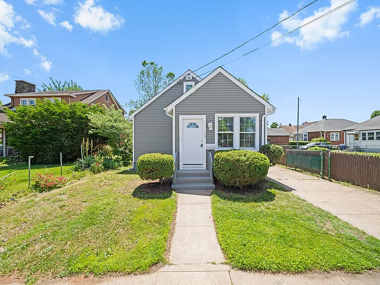 70 Lambert St — Photo 37