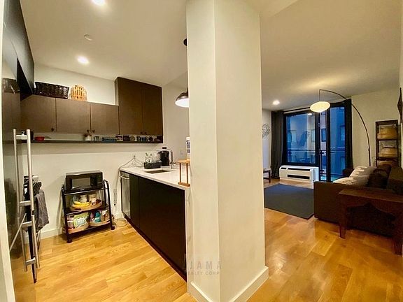 4th image of 25 E 19th St APT 4B