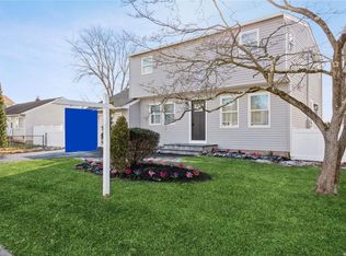 10 Roderick Rd, West Islip, NY 11795