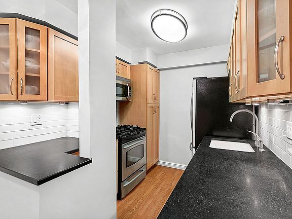 3rd image of 140 E 56th St APT 4M