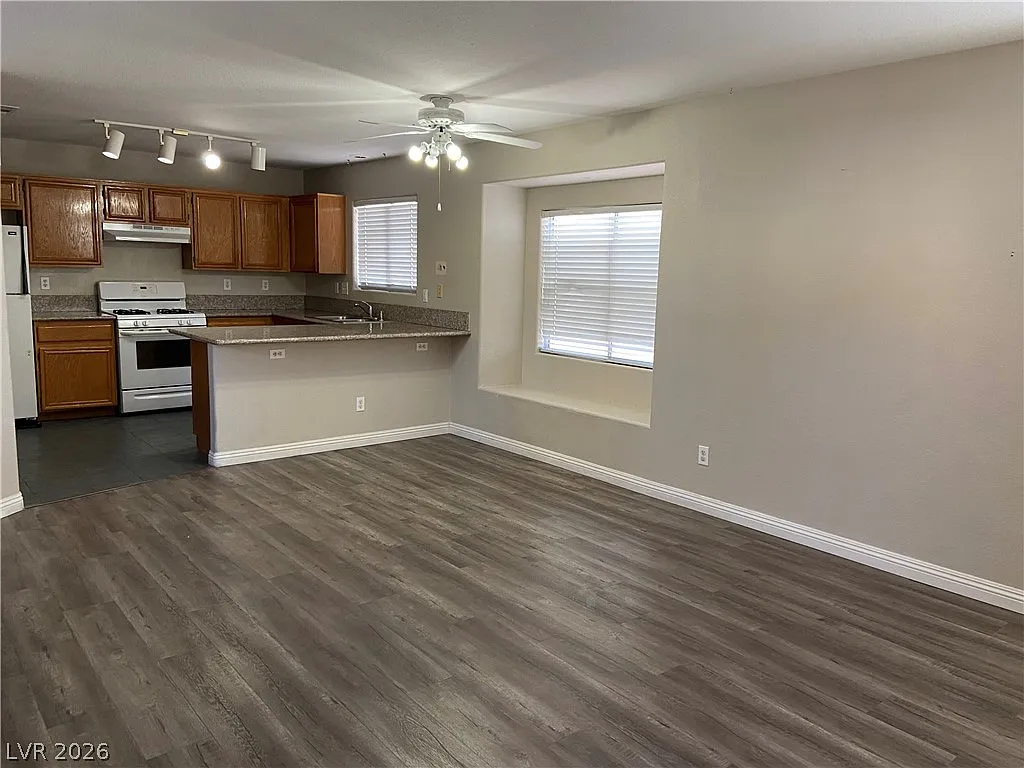 3 bed, 2.5 bath, 1633 sqft, $1,950 — Photo 2