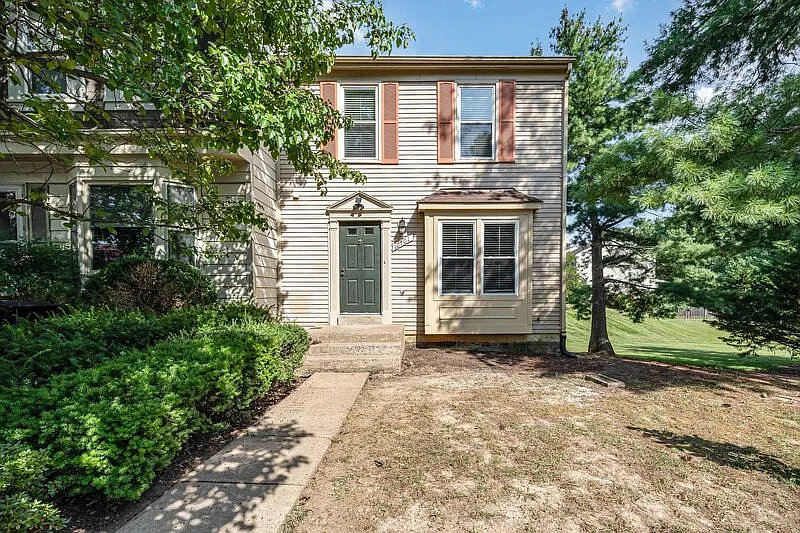 3 bed, 3.5 bath, 1987 sqft, $2,350 — Photo 1