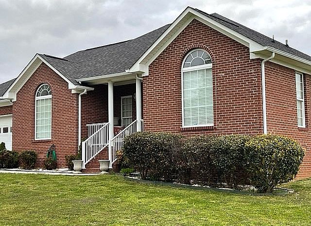 2004 Sq Ft, 2 car garage