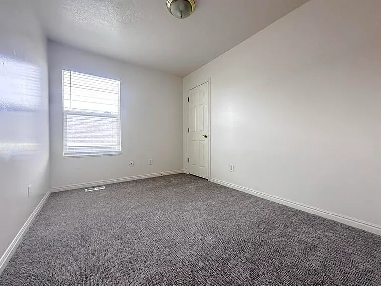 327 N 270 W — Photo 11