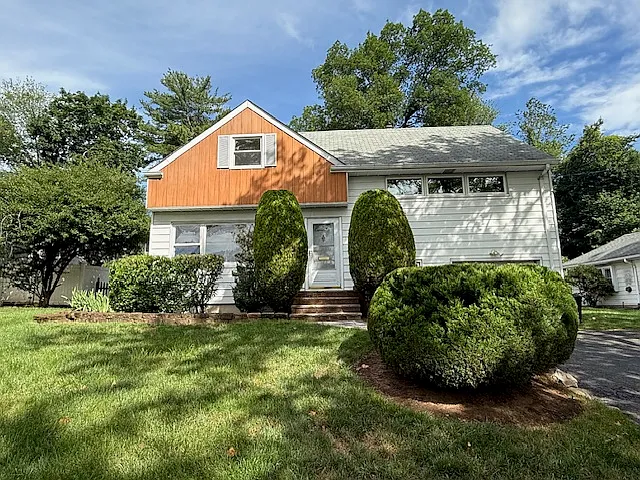 920 Eastlawn Dr — Photo 1