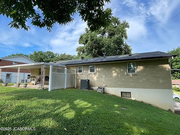 5th image of 402 Belair Dr