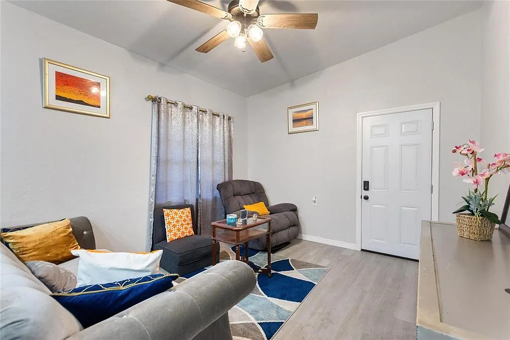 3 bed, 2.0 bath, 1040 sqft, $2,300 — Photo 3